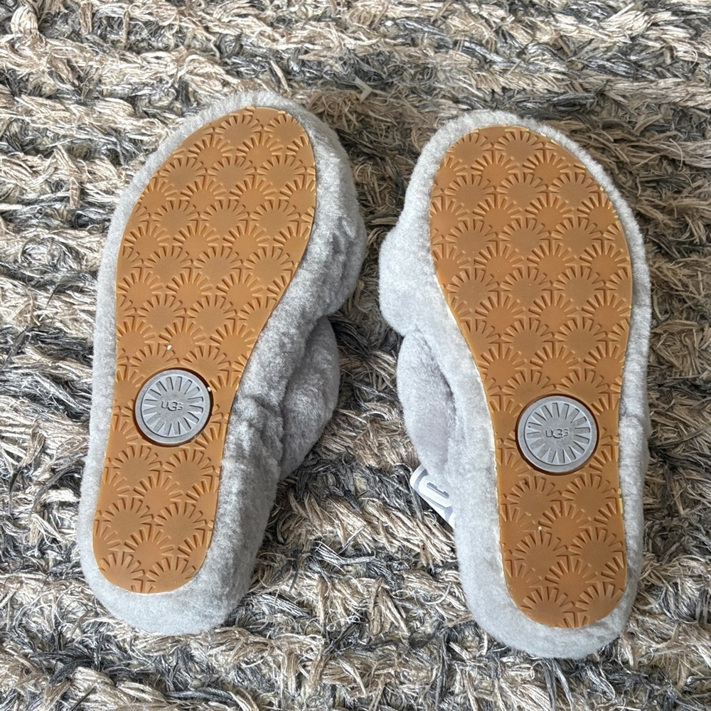 NWOT ! UGG Women Size 6 Fluffy Slippers - Picture 7 of 8
